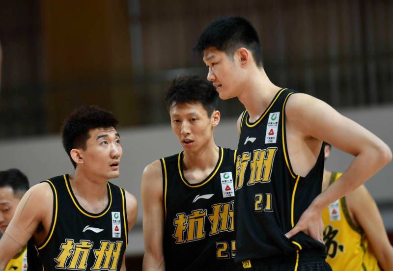 布伦森38分字母32+13尼克斯终结雄鹿7连胜　NBA圣诞大战，尼克斯主场迎战雄鹿，尼克斯目前16胜12负排在东部第6位，雄鹿则是一波7连胜，22胜7负高居东部次席，两队两天前有过交锋，雄鹿轻松取胜。